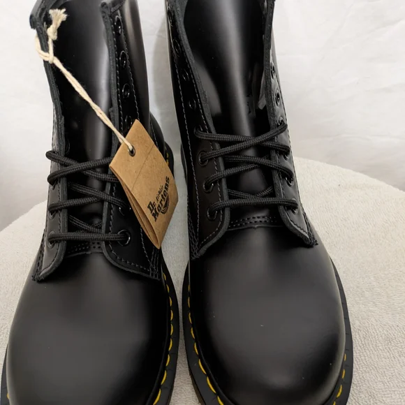 Dr. Martens 1460 Smooth Leather Black 8 Eye Boots Women’s US 9 / Men’s US 8 NEW - Picture 3 of 9